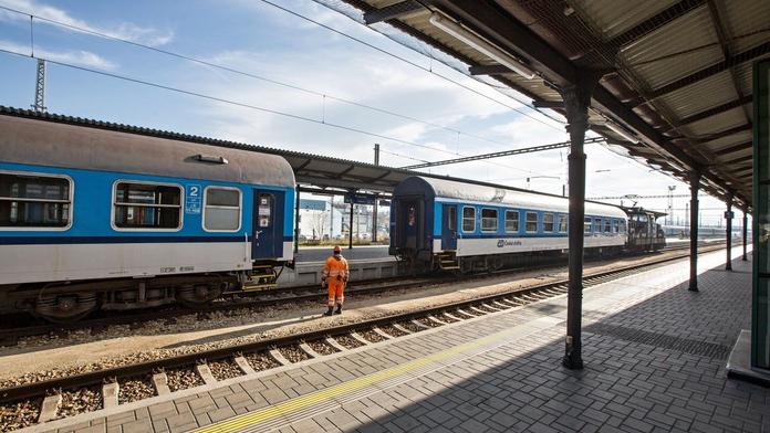 Opilého muže v Prostějově přejel vlak. Nedokázali ho oživit