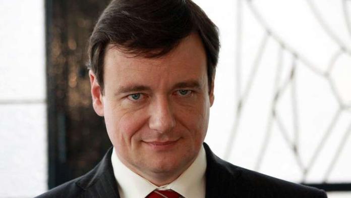 Státním zaměstnancům se platy sníží, hejtmanům a starostům asi ne