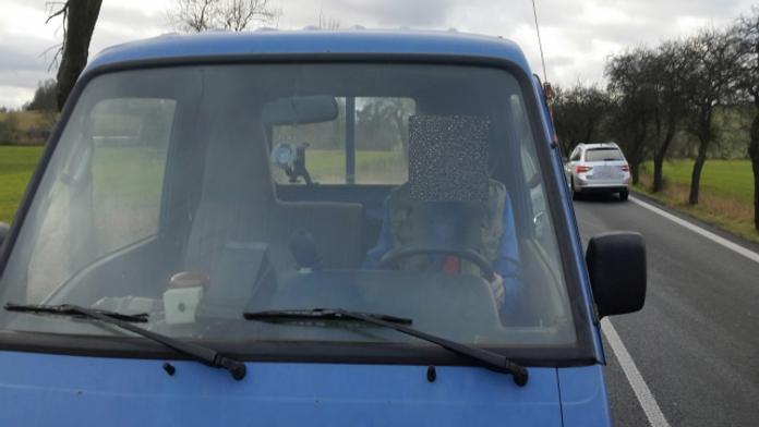 Řidič dodávky vybržďoval osobní auto. Mířil na druhého pistolí