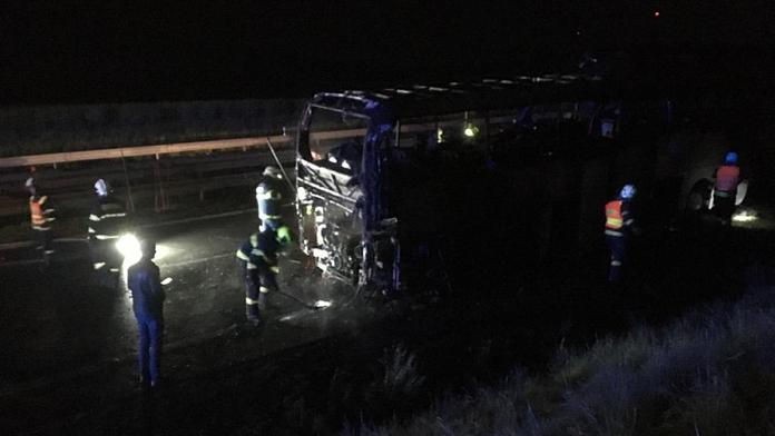Autobus na dálnici zachvátil požár, cestující skončili na hasičárně