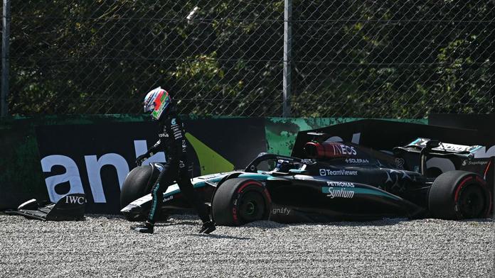 Andrea Kimi Antonelli odchází od nabouraného mercedesu v Monze