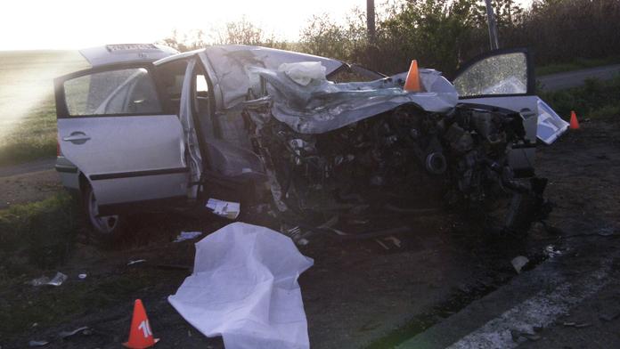 Fiat se čelně srazil s náklaďákem. Řidič neměl šanci přežít