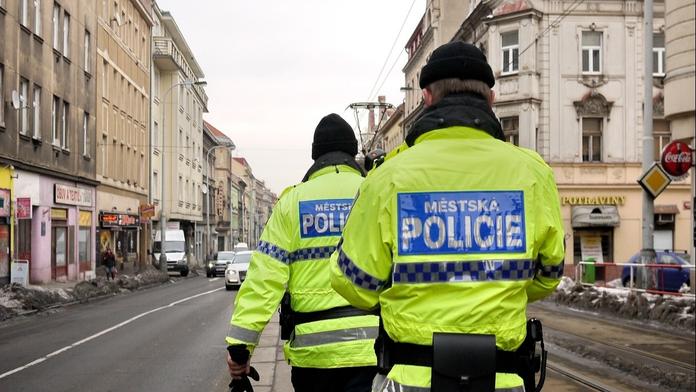 Strážníci si dobírají muže, který ukradl dva rumy: Nebyl to nejbystřejší delfínek