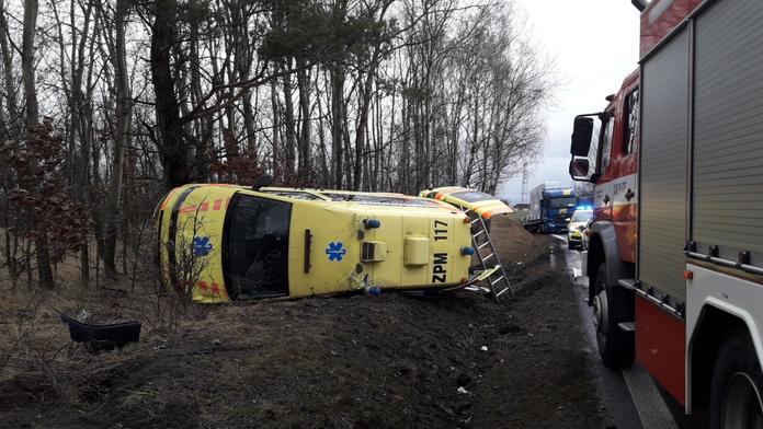 Sanitka vezla pacienta, vyletěla ze silnice! Posádka skončila v nemocnici