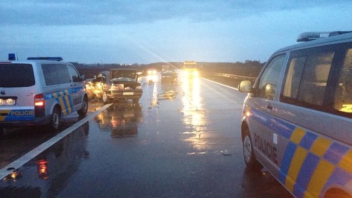 Tragická nehoda zastavila na několik hodin dálnici na Hradec. Řidiči museli objížďkou