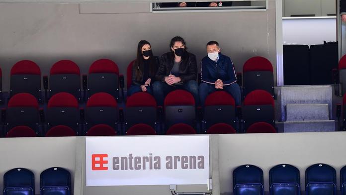 Hokejoví fanoušci zuří! Jágr byl s přítelkyní i přes zákaz v hledišti!