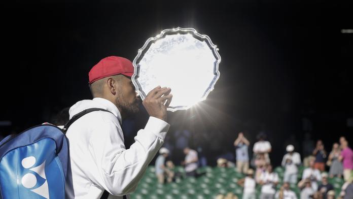 Kyrgios oslavil wimbledonské finále s přítelkyní a také s českým pivem