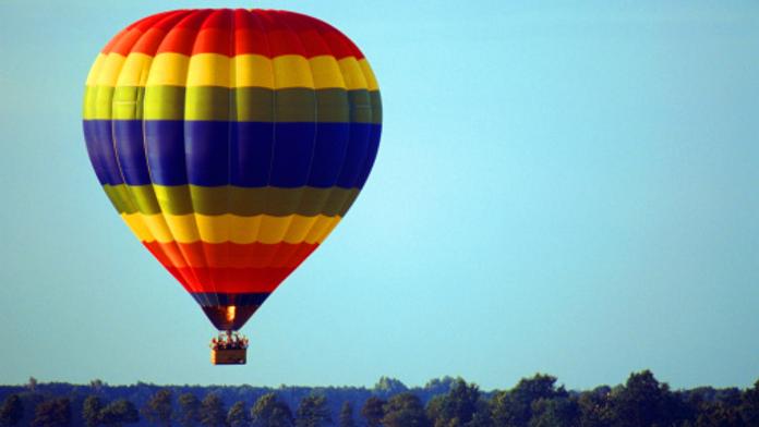 Balon s turisty začal hořet a zřítil se! Zemřeli čtyři lidé