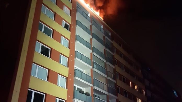Plameny zachvátily střechu paneláku, desítky lidí museli evakuovat