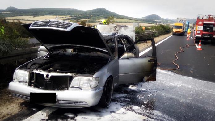 Hořící auto zablokovalo dálnici D5. Posádka stihla utéct, tvořily se kolony