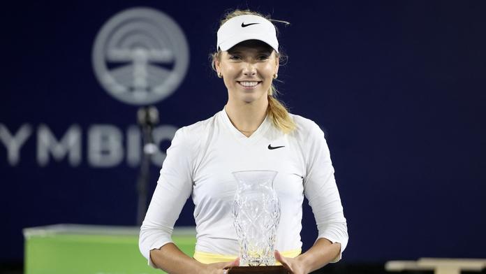 Britská tenistka Katie Boulterová s trofejí ze San Diega