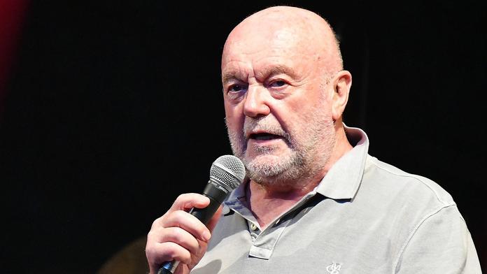 Slavný slovenský zpěvák měl vážnou nehodu. Zraněný skončil v nemocnici