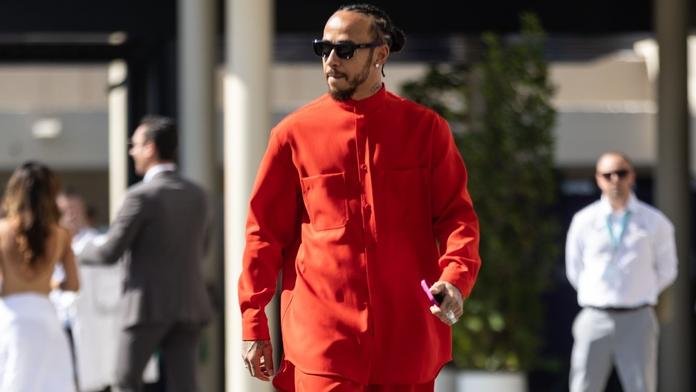 Lewis Hamilton už chodí v rudém