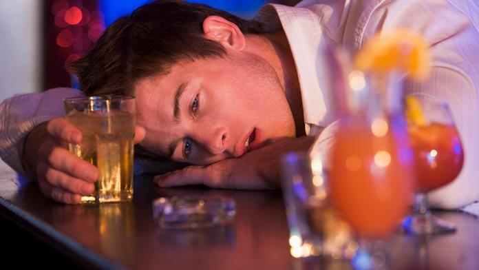 Problém s alkoholem má polovina Čechů! Přibývá lidí, kteří pijí denně