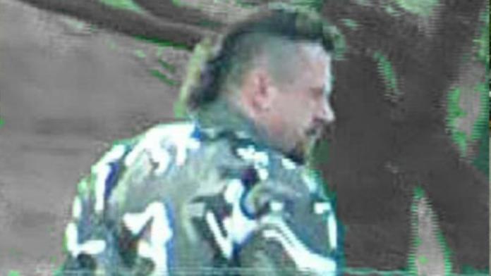 Poznáte ho? Policie žádá o pomoc při pátrání po nebezpečných lupičích