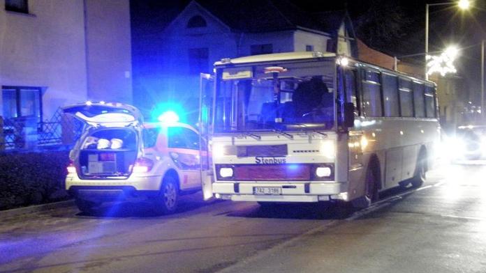 Autobus srazil chodce. Ten zemřel