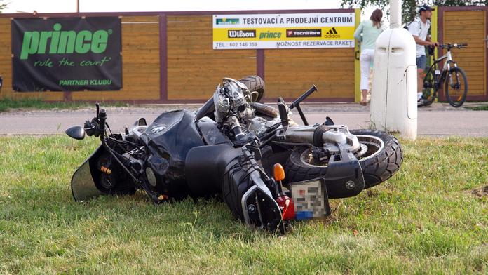 Důchodce ve škodovce SMETL teenagery z motorky! Oba jsou v nemocnici!
