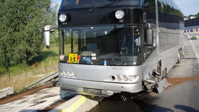 Autobus, ve kterém jelo 69 dětí, vletěl u Frýdku do svodidel!