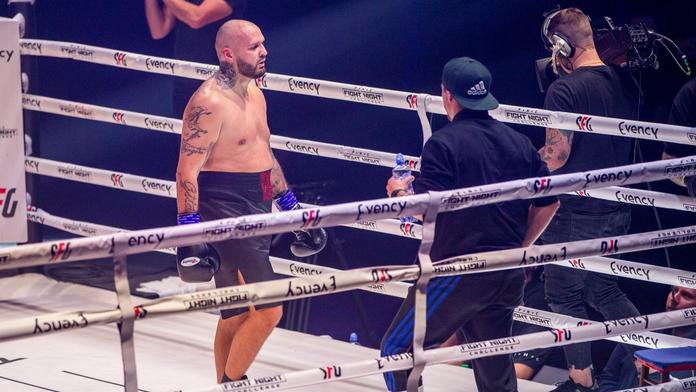 Rapper Rytmus má první boxerskou výhru v kariéře, zvítězil i Attila Végh