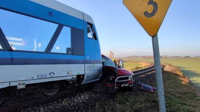 Vlak na přejezdu rozdrtil auto, řidiče se záchranářům nepodařilo zachránit