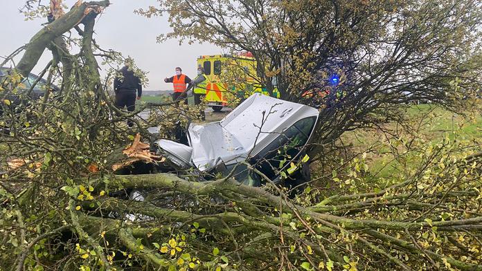 Záchranáři spěchali k zaklíněnému muži, ten v klidu v převráceném vraku kouřil