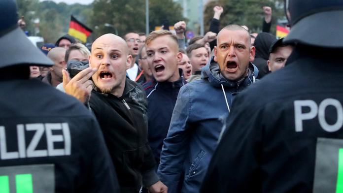 Video z Chemnitzu je lež, tvrdí rozvědka. Vláda chce důkazy