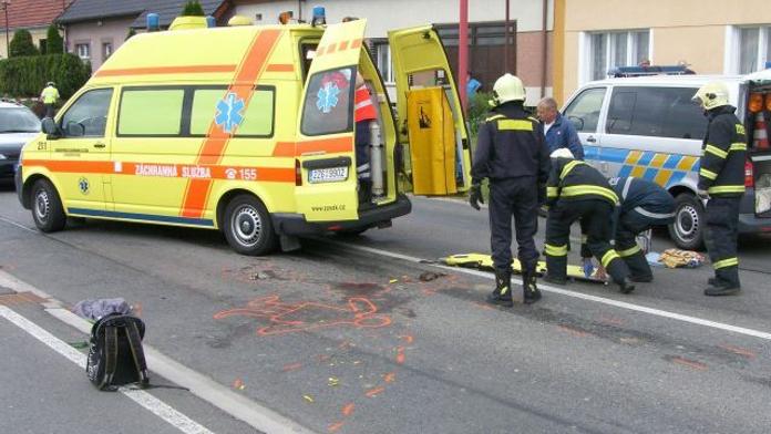 Na Děčínsku vběhl malý chlapec pod auto! Skončil v nemocnici