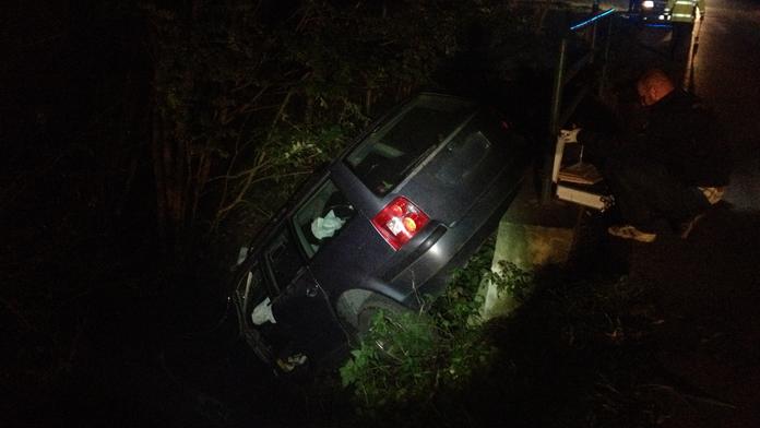 Auto skončilo po nehodě na Benešovsku v potoce!