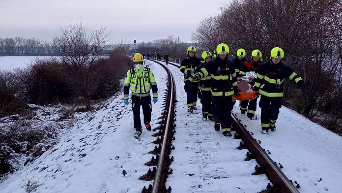 V Praze srazil muže vlak. Záchranáři ho odvezli do nemocnice