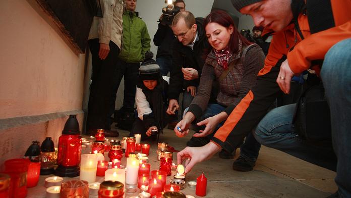 Česko si připomíná listopadové události: V ulicích je pieta i vztek