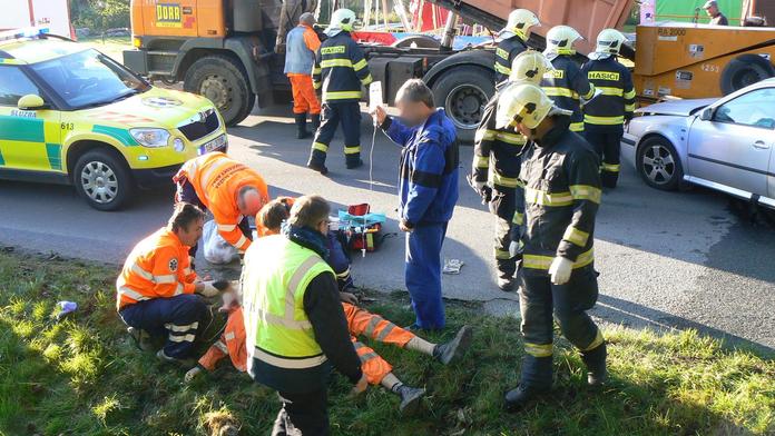 SMRT SILNIČÁŘE (48): Osobní auto ho při práci přimáčklo na stavební stroj!