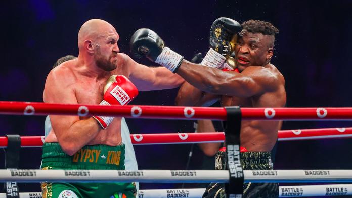Krádež? Fury v exhibici sporně vyhrál, hvězda MMA ho dokonce poslala k zemi
