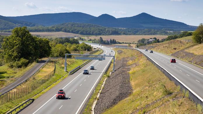 Dálnice D8 u Prahy se rozšíří na šest pruhů. ŘSD počítá se stavbou v roce 2030