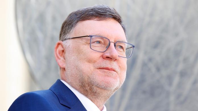 Schodek se nám podaří udržet na 295 miliardách, dušuje se Stanjura