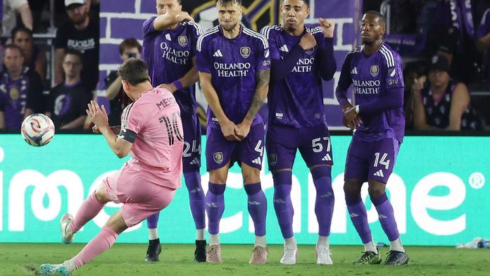 Lionel Messi dává gól proti Orlandu