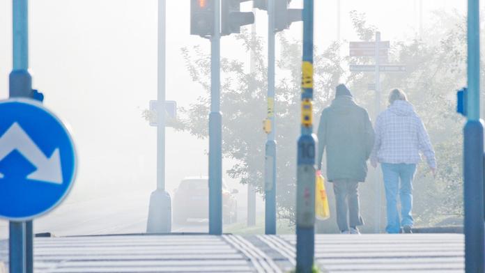 Řidič srazil chodkyni na přechodu. Místo pomoci jí ještě přejel nohu