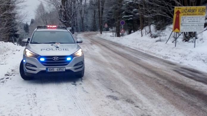 Orlické hory opět plné turistů! Dopravu na místě musela řidit policie