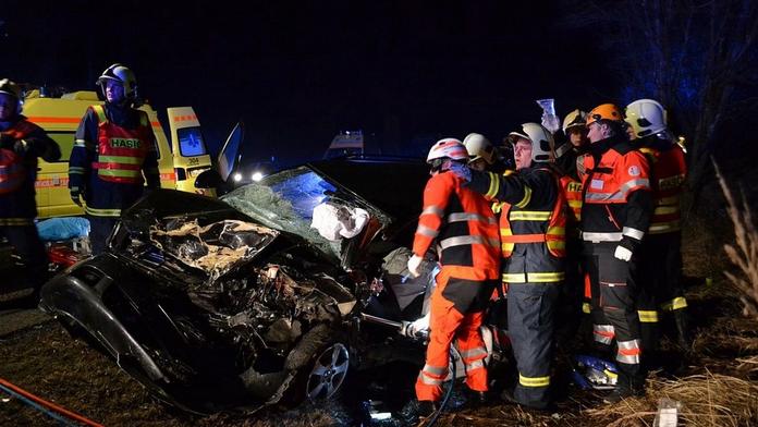 FOTOGALERIE: Polovina auta připomíná kovošrot! Řidič měl srdeční kolaps a neměl šanci přežít