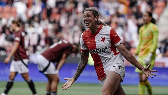 Slavící fotbalistka Slavie Kateřina Svitková