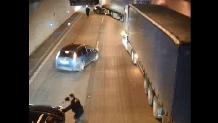 Opilec v Porsche jel Prahou 240 km/h! Policisté stavěli zátaras z kamionů