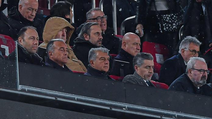 Prezident fotbalové Barcelony Joan Laporta (dole uprostřed) vydržel liják bez deštníku ve VIP lóži