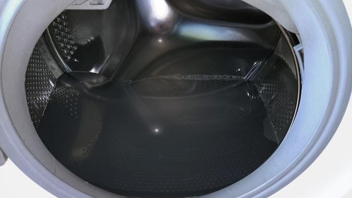Smrad a hniloba. Invalidní ženě "odešla" pračka, týdny čekala na servis