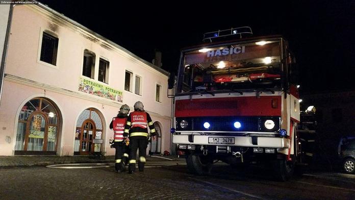Požár bytu: Kouř zadusil domácí zvířata, zranil se i hasič