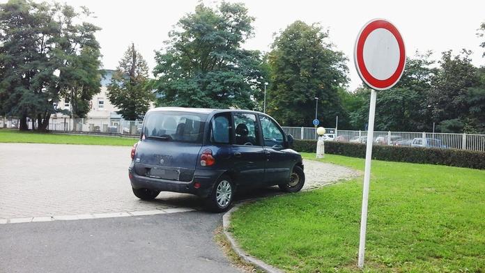 U nemocnice nenašel volné parkovací místo, Multiplu odstavil na heliportu