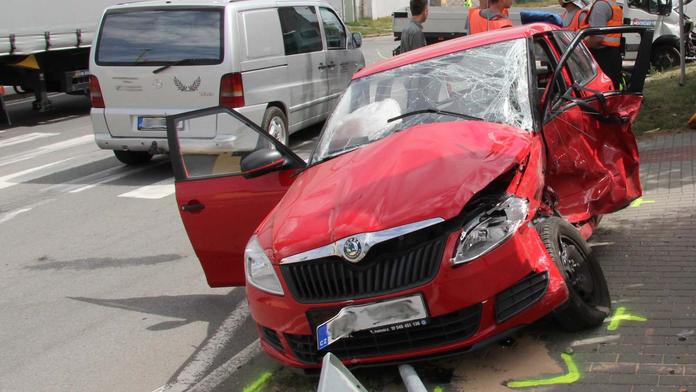 Auto nedalo přednost dodávce, starší řidič nehodu nepřežil!