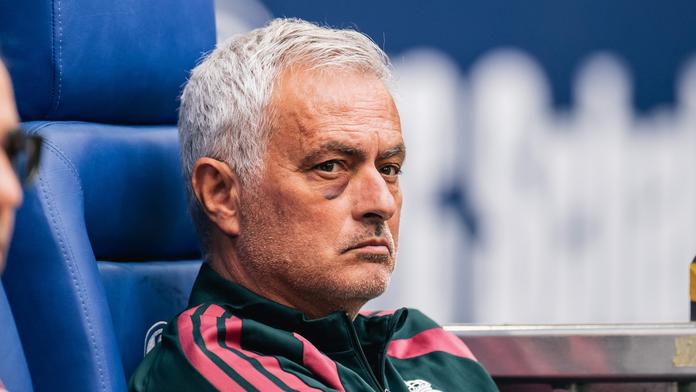 Trenér José Mourinho s monoklem pod pravým okem