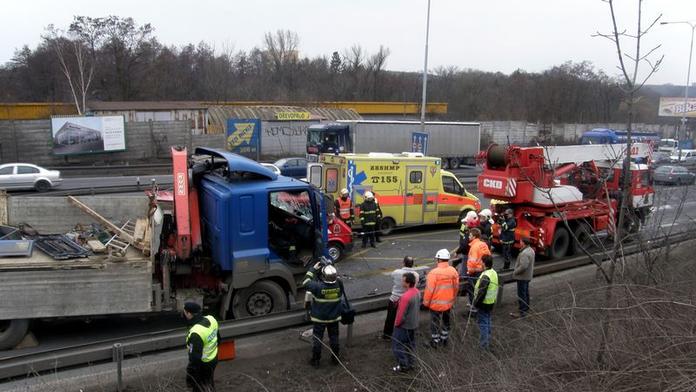 Po nehodě dvou kamionů na Jižní spojce se kolony rozjíždí
