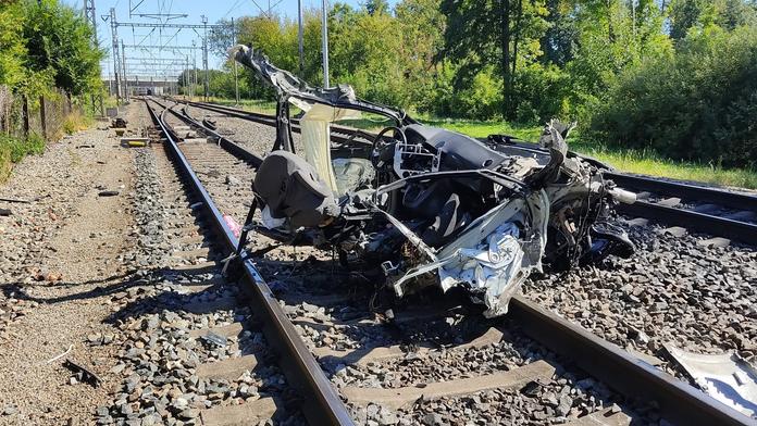 Žena vjela na přejezd, vlak rozdrtil auto napadrť. Zázrakem se jí nic nestalo