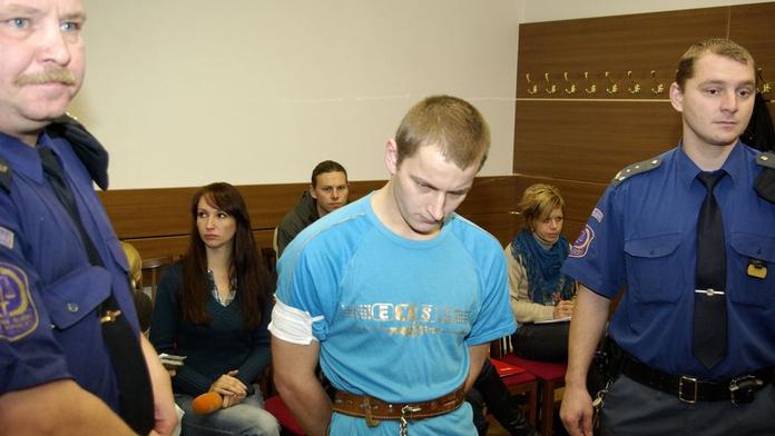 Zavraždil miminko v nočním klubu. Teď sprostě seřval soudce