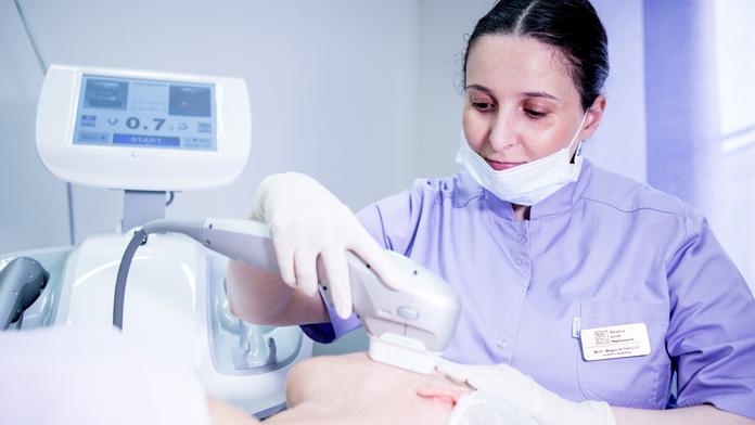 Bojíte se skalpelu? Do Česka dorazil přístroj, který vás omladí stejně jako plastická operace!